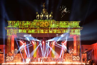 Silvester am Brandenburger Tor B?hnenabschlussbild aller K?nstler CELEBRATE at the GATE am dem Pariser Platz- Silvester-stock-foto