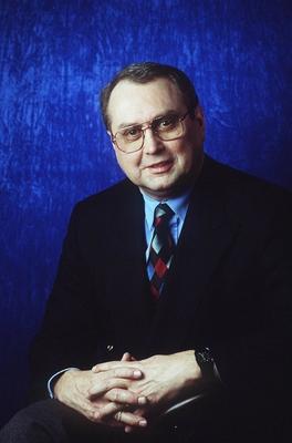 Eduard Lintner 10/94 am Politik CSU Mann dunkelhaarig Brille seri?s Jackett Krawatte hoch halb sitzend H?nde l?chelnd-stock-foto