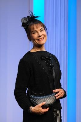 Schauspielerin Nicola Tiggeler in der schwarzen Kom?die Kalter Weisser Mann, eine hochaktuelle Kom?die ?ber das Gendern,-stock-foto