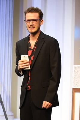 Schauspieler Peer-Robin Hagel in der schwarzen Kom?die Kalter Weisser Mann, eine hochaktuelle Kom?die ?ber das Gendern,-stock-foto