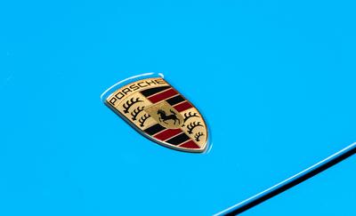 Das Porsche Logo auf der Motorhaube eines Panamera Turbo S e-hybrid in einem Autohaus. Villingen-Schwenningen Baden-W?r-stock-foto