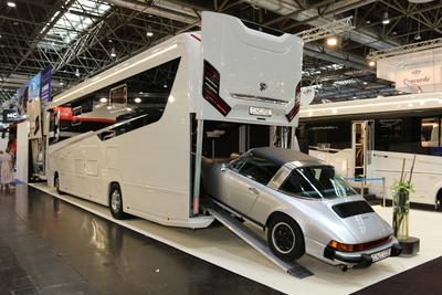 Luxuswohnmobil Concorde Liner 1090 Gio mit einem Porsche 911 S Targa Oldtimer in der Heckgarage, Caravan Salon D?sseldor-stock-foto