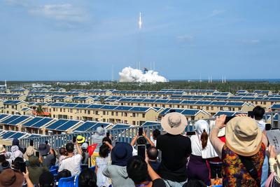WENCHANG, CHINA - JULY 30: Spectators take photos as a Long March-8A carrier rocket carrying a group of low Earth orbit-stock-foto