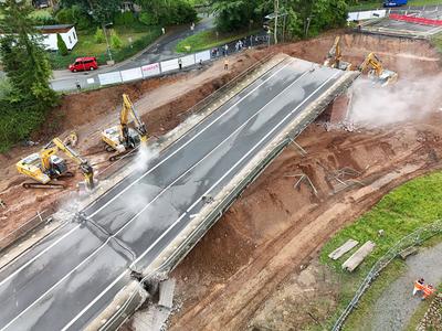 Br?ckensprengung Talbr?cke an der B45 bei Bad K?nig/Zell-stock-foto