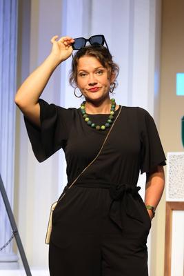 Schauspielerin Sophie G?bel in der schwarzen Kom?die Kalter Weisser Mann, eine hochaktuelle Kom?die ?ber das Gendern, Se-stock-foto