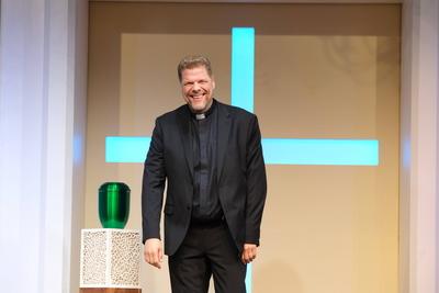 Schauspieler Tetje Mierendorf in der schwarzen Kom?die Kalter Weisser Mann, eine hochaktuelle Kom?die ?ber das Gendern,-stock-foto