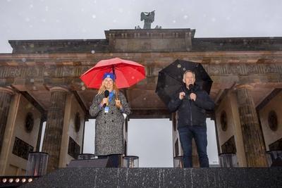 Andrea Kiewel mit Pudelmuetze und Regenschirm Johannes B.Kerner im Dauerregen vor dem Brandenburger Tor beim Photocall , Probe zur ZDF Sylvester Show Celebrate at the Gate am 30.12.2021 am Brandenburger Tor in Berlin Berlin Deutschland *** Andrea Kiewel with Pudelmuetze and Umbrella John B Kerner at Constant rain before the Brandenburg Gate at photocall , Sample to ZDF Sylvester Show Celebrate AT The Gate on 30 12 2021 on Brandenburg Gate in Berlin Berlin Germany-stock-foto