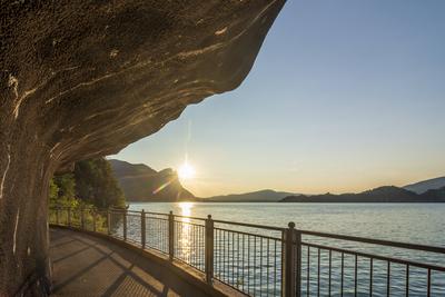 lake Mondsee, Kienbergwand Tunnel bicycle way, rock face Drachenwand Mondsee Ober?sterreich, Upper Austria Austria Salzk-stock-foto