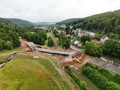 Br?ckensprengung Talbr?cke an der B45 bei Bad K?nig/Zell-stock-foto