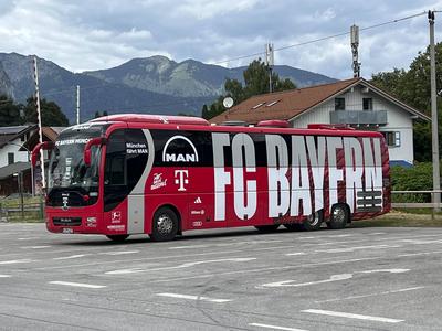 abbs Rot Weisser MAN Bus Mannschaftsbus des FC Bayern Muenchen faehrt die Bundesliga Sportler Maenner Frauen Fussballer Basketballer des FC Bayern , steht auf einem Parkplatz in Garmisch Partenkirchen Juli25 Hamburg Deutschland *** abbs red and white MAN bus team bus of FC Bayern Muenchen drives the Bundesliga athletes men women footballers basketball players of FC Bayern , stands on a parking lot in Garmisch Partenkirchen Juli25 Hamburg Germany-stock-foto