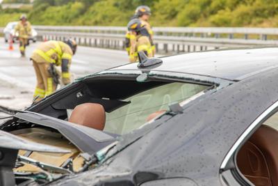Verkehrsunfall auf A72 bei Stollberg ? Teurer Mercedes kracht in Leitplanke-stock-foto