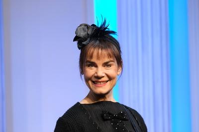Schauspielerin Nicola Tiggeler in der schwarzen Kom?die Kalter Weisser Mann, eine hochaktuelle Kom?die ?ber das Gendern,-stock-foto