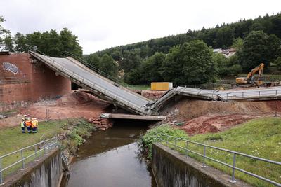 Br?ckensprengung Talbr?cke an der B45 bei Bad K?nig/Zell-stock-foto