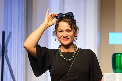 Schauspielerin Sophie G?bel in der schwarzen Kom?die Kalter Weisser Mann, eine hochaktuelle Kom?die ?ber das Gendern, Se-stock-foto