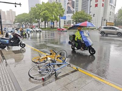 SHANGHAI, CHINA - JULY 30: A bike is blown down on the street on July 30, 2025 in Shanghai, China. Co-May, the eighth ty-stock-foto