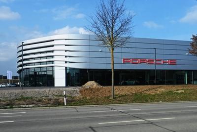 Porsche Zentrum Regensburg, Neuer?ffnung im M?rz 2024. Beim Standort-Neubau investierte die Jepsen - Gruppe bzw Jepsen A-stock-foto