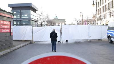 Berlin GER, Berlin, 31.12.2020, Keine Silvesterparty am Brandenburger Tor Impressionen rund um den abgesperrten Bereich-stock-foto