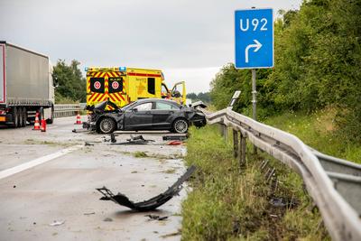 Verkehrsunfall auf A72 bei Stollberg ? Teurer Mercedes kracht in Leitplanke-stock-foto