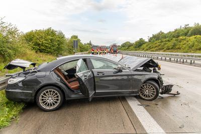 Verkehrsunfall auf A72 bei Stollberg ? Teurer Mercedes kracht in Leitplanke-stock-foto