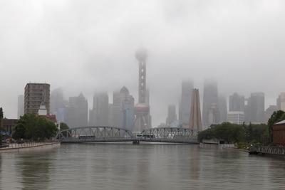 SHANGHAI, CHINA - JULY 30: Water level in Suzhou Creek surges significantly as Co-May, the eighth typhoon of this year,-stock-foto