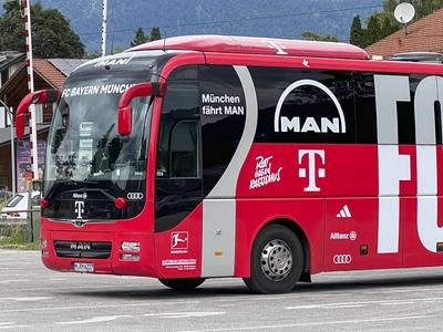 abbs Rot Weisser MAN Bus Mannschaftsbus des FC Bayern Muenchen faehrt die Bundesliga Sportler Maenner Frauen Fussballer Basketballer des FC Bayern , steht auf einem Parkplatz in Garmisch Partenkirchen Juli25 Hamburg Deutschland *** abbs red and white MAN bus team bus of FC Bayern Muenchen drives the Bundesliga athletes men women footballers basketball players of FC Bayern , stands on a parking lot in Garmisch Partenkirchen Juli25 Hamburg Germany-stock-foto
