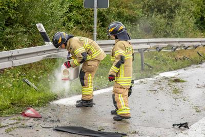 Verkehrsunfall auf A72 bei Stollberg ? Teurer Mercedes kracht in Leitplanke-stock-foto