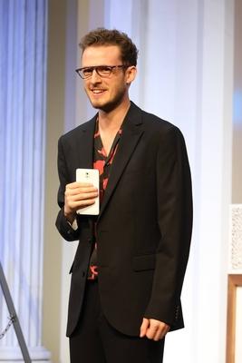 Schauspieler Peer-Robin Hagel in der schwarzen Kom?die Kalter Weisser Mann, eine hochaktuelle Kom?die ?ber das Gendern,-stock-foto