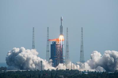WENCHANG, CHINA - JULY 30: A Long March-8A carrier rocket carrying a group of low Earth orbit satellites blasts off from-stock-foto