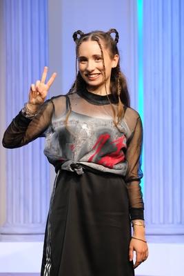 Schauspielerin Selina Weseloh in der schwarzen Kom?die Kalter Weisser Mann, eine hochaktuelle Kom?die ?ber das Gendern,-stock-foto