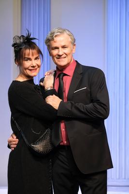 Das Schauspieler-Ehepaar Nicola Tiggeler und Timothy Peach in der schwarzen Kom?die Kalter Weisser Mann, eine hochaktuel-stock-foto