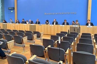 Berlin, Deutschland, 30.07.2025: Bundespressekonferenz: Regierungspressekonferenz: L-R unter anderem: Kira N?bel (BMG),-stock-foto