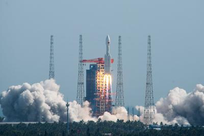 WENCHANG, CHINA - JULY 30: A Long March-8A carrier rocket carrying a group of low Earth orbit satellites blasts off from-stock-foto