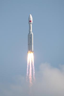 WENCHANG, CHINA - JULY 30: A Long March-8A carrier rocket carrying a group of low Earth orbit satellites blasts off from-stock-foto