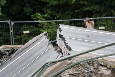 Br?ckensprengung Talbr?cke an der B45 bei Bad K?nig/Zell-stock-foto