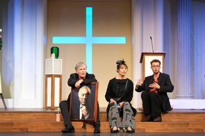 Timothy Peach und Nicola Tiggeler sowie Peer-Robin Hagel in der schwarzen Kom?die Kalter Weisser Mann, eine hochaktuelle-stock-foto