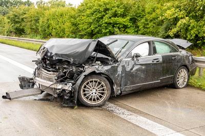 Verkehrsunfall auf A72 bei Stollberg ? Teurer Mercedes kracht in Leitplanke-stock-foto