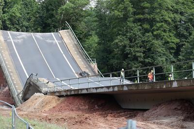 Br?ckensprengung Talbr?cke an der B45 bei Bad K?nig/Zell-stock-foto