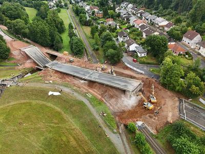 Br?ckensprengung Talbr?cke an der B45 bei Bad K?nig/Zell-stock-foto