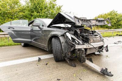 Verkehrsunfall auf A72 bei Stollberg ? Teurer Mercedes kracht in Leitplanke-stock-foto