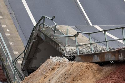 Br?ckensprengung Talbr?cke an der B45 bei Bad K?nig/Zell-stock-foto