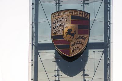 Markenzeichen der Firma Porsche an einer Stele, Kreisverkehr Porscheplatz, Leipzig, Sachsen, Deutschland *** Trademark-stock-foto