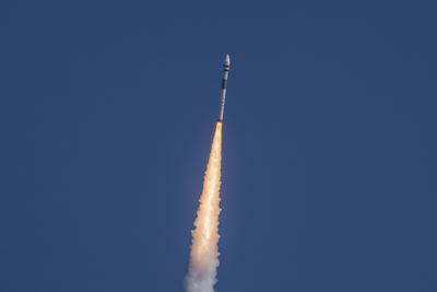 XICHANG, CHINA - JULY 31: A Kuaizhou-1A (KZ-1A) carrier rocket carrying the Pakistan Remote-Sensing Satellite (PRSS-1) b-stock-foto