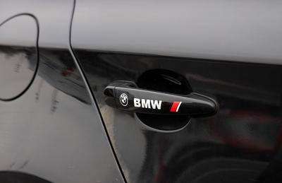 04.02.2025,Deutschland, NRW,Autohersteller,BMW Emblem und Schriftzug auf einem T?rgriff, Logo, Firmenlogo,-stock-foto