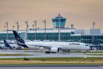Abendlicher Flugbetrieb auf Start- und Landebahn des Muenchner Flughafens, Oberding, 15.07.2025-stock-foto