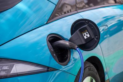 Hyundai an einer Ladestation *** Hyundai at a charging station Copyright: xUdoxHerrmannx-stock-foto