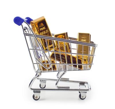 Five gold bars in shopping cart isolated on white background PUBLICATIONxINxGERxSUIxAUTxHUNxONLY 108-stock-foto