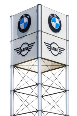 Firma BMW MINI Firmenschild und Werbeschild der Firma BMW MINI, isoliert ?ber wei?em Hintergrund *** BMW MINI company si-stock-foto