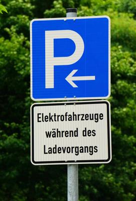 Hinweis auf Parkplatz f?r Elektrofahrzeuge w?hrend des Ladevorgangs *** Note at Car park for Electric vehicles during of-stock-foto
