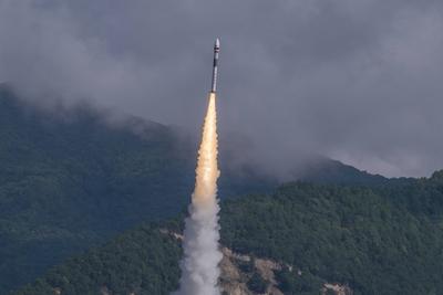 XICHANG, CHINA - JULY 31: A Kuaizhou-1A (KZ-1A) carrier rocket carrying the Pakistan Remote-Sensing Satellite (PRSS-1) b-stock-foto