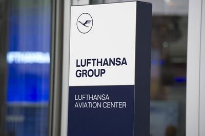 Firmenlogo am Eingang zum Lufthansa Aviation Center Konzernzentrale Symbolfoto Feature Randmotiv-stock-foto
